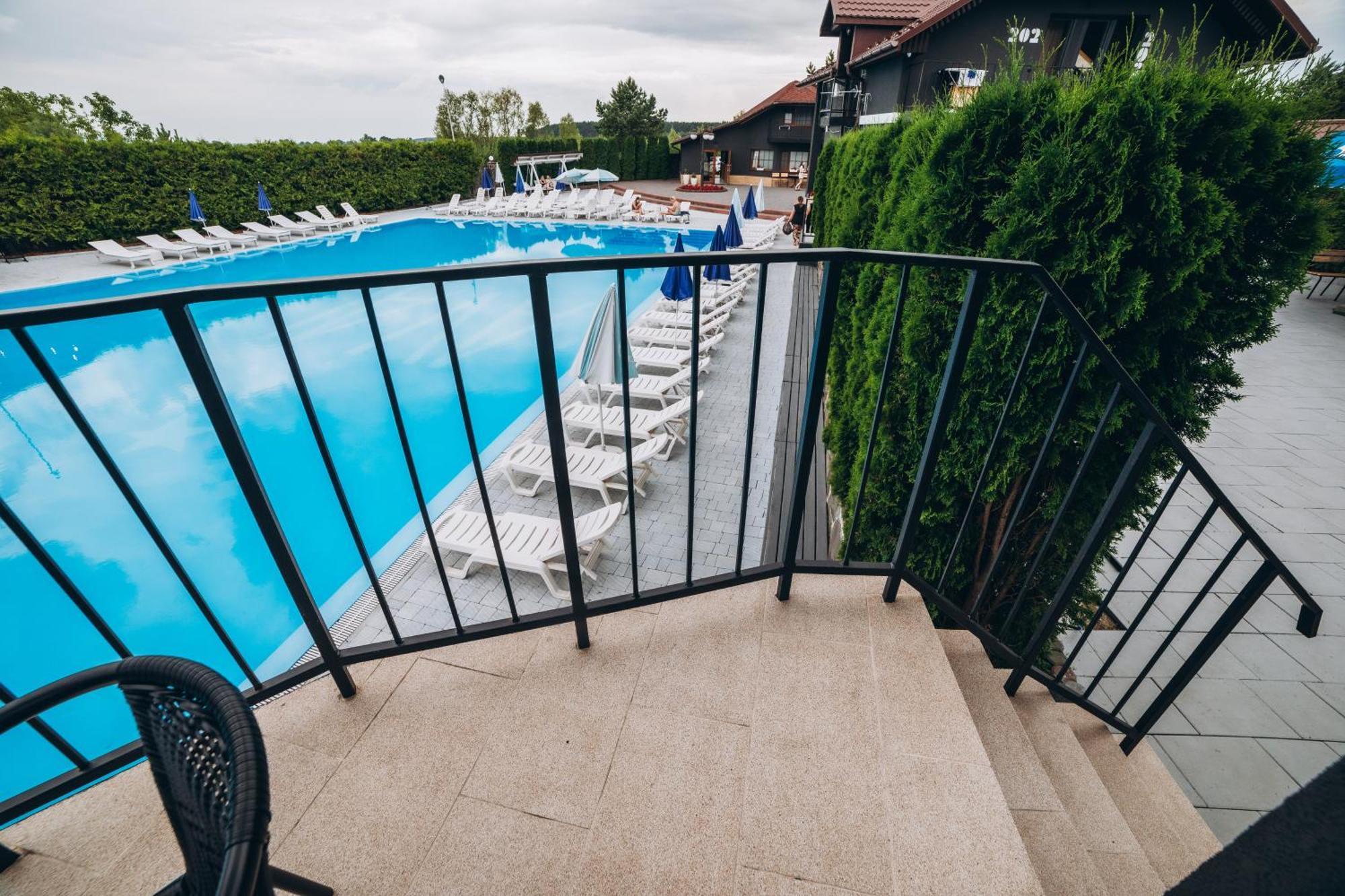 Avalon Hotel&Pool Yelikhovichi Exterior photo